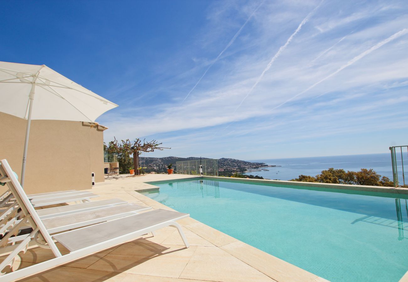 Villa à Sainte-Maxime - Avec cette vue mer panoramique, que du bonheur pour vos vacances !