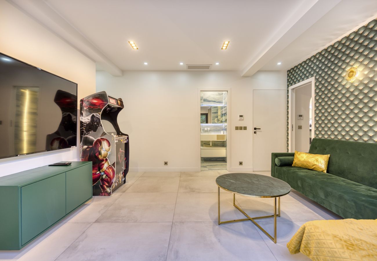 Villa à Cannes - Luxueuse Villa  7 pièces avec sauna / piscine - Cannes Villa à Cannes - Luxueuse Villa  7 pièces avec sauna / piscine - Cannes