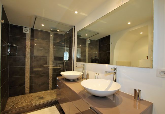 Villa à Roquefort-les-Pins - Charmante villa 4 chambres avec jardin arboré & piscine privée Villa à Roquefort-les-Pins - Charmante villa 4 chambres avec jardin arboré & piscine privée