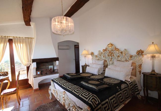 Villa in Mandelieu-la-Napoule - Large sea-view villa with 3 independent apartments Villa in Mandelieu-la-Napoule - Large sea-view villa with 3 independent apartments
