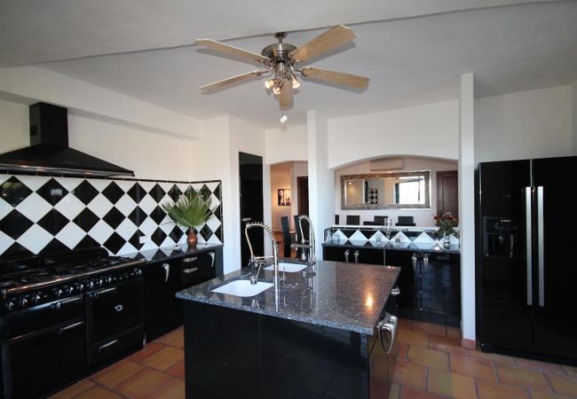 Villa in Mandelieu-la-Napoule - Large sea-view villa with 3 independent apartments Villa in Mandelieu-la-Napoule - Large sea-view villa with 3 independent apartments