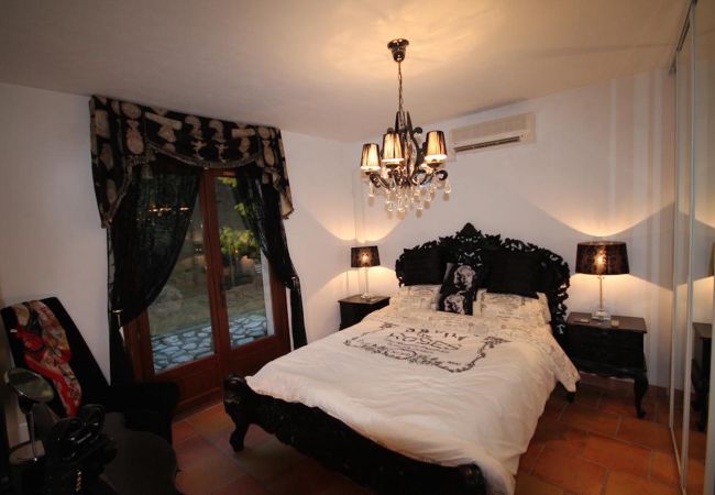 Villa in Mandelieu-la-Napoule - Large sea-view villa with 3 independent apartments Villa in Mandelieu-la-Napoule - Large sea-view villa with 3 independent apartments