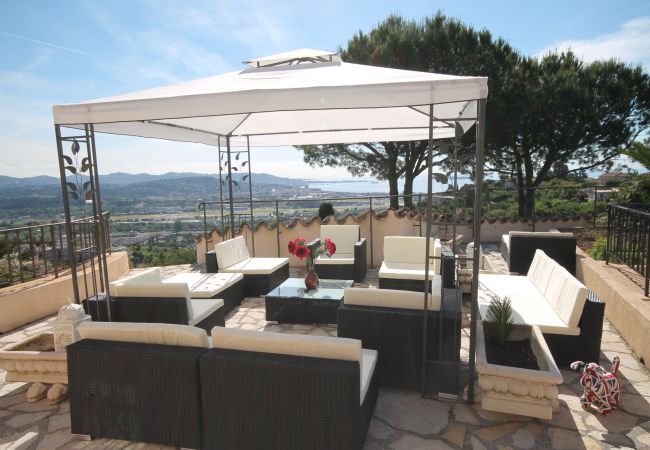 Villa in Mandelieu-la-Napoule - Large sea-view villa with 3 independent apartments Villa in Mandelieu-la-Napoule - Large sea-view villa with 3 independent apartments