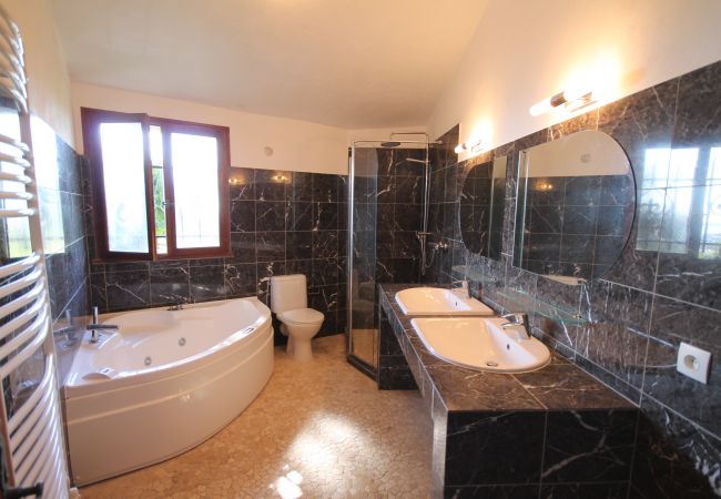 Villa in Mandelieu-la-Napoule - Large sea-view villa with 3 independent apartments Villa in Mandelieu-la-Napoule - Large sea-view villa with 3 independent apartments
