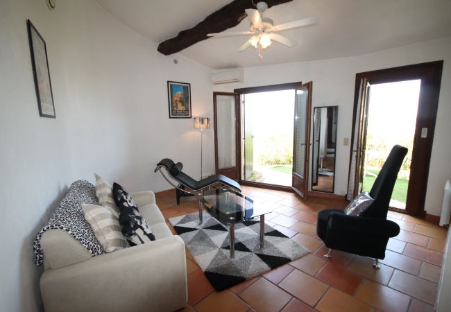 Villa in Mandelieu-la-Napoule - Large sea-view villa with 3 independent apartments Villa in Mandelieu-la-Napoule - Large sea-view villa with 3 independent apartments