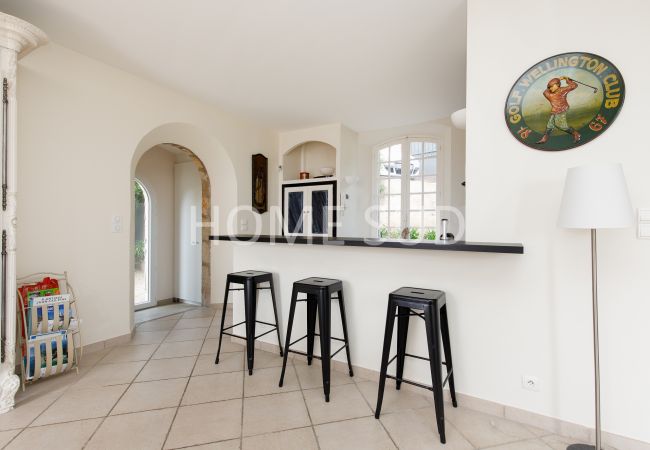 Villa in Mougins - Charming Provencal farmhouse, swimming pool, sea view. Ideal for your holidays in Mougins! Villa in Mougins - Charming Provencal farmhouse, swimming pool, sea view. Ideal for your holidays in Mougins!