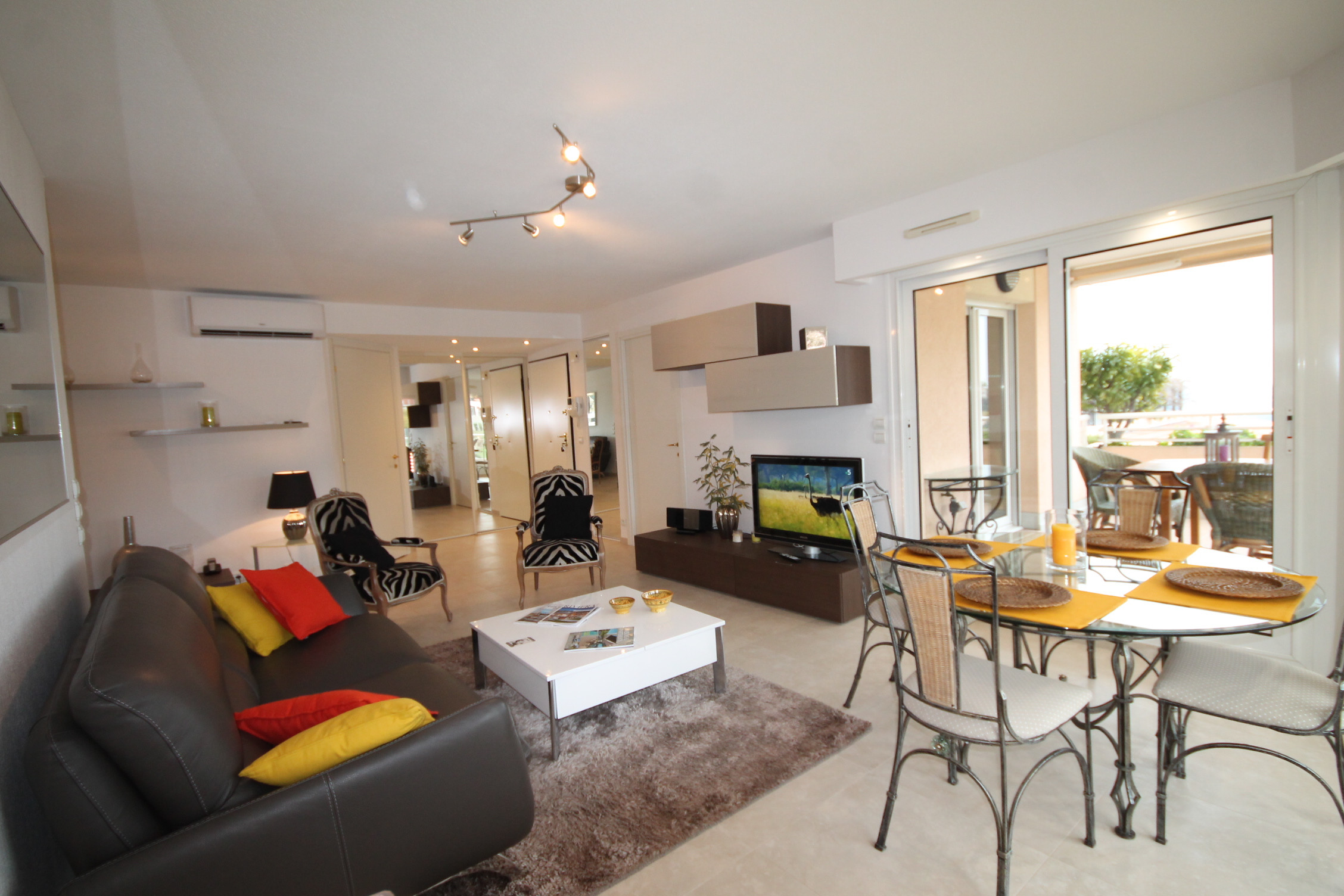 Beautiful apartment with terrace and sea view in Mandelieu