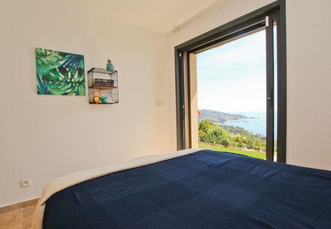 Villa in Sainte-Maxime - With this panoramic sea view, what happiness for your holidays! Villa in Sainte-Maxime - With this panoramic sea view, what happiness for your holidays!