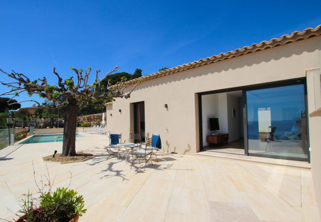 Villa in Sainte-Maxime - With this panoramic sea view, what happiness for your holidays! Villa in Sainte-Maxime - With this panoramic sea view, what happiness for your holidays!
