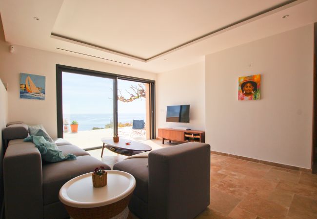 Villa in Sainte-Maxime - With this panoramic sea view, what happiness for your holidays! Villa in Sainte-Maxime - With this panoramic sea view, what happiness for your holidays!