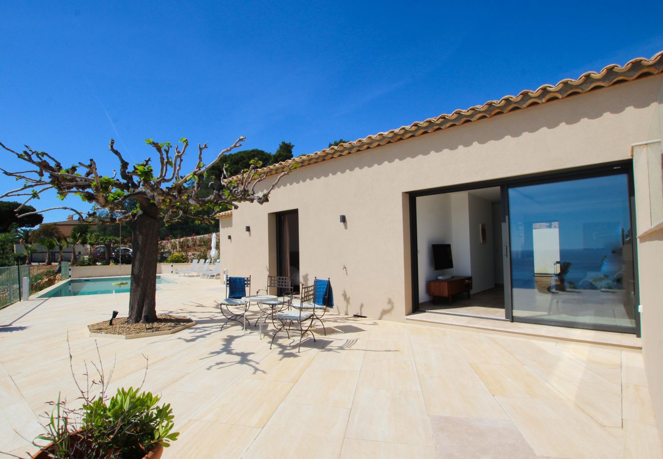 Villa in Sainte-Maxime - With this panoramic sea view, what happiness for your holidays! Villa in Sainte-Maxime - With this panoramic sea view, what happiness for your holidays!