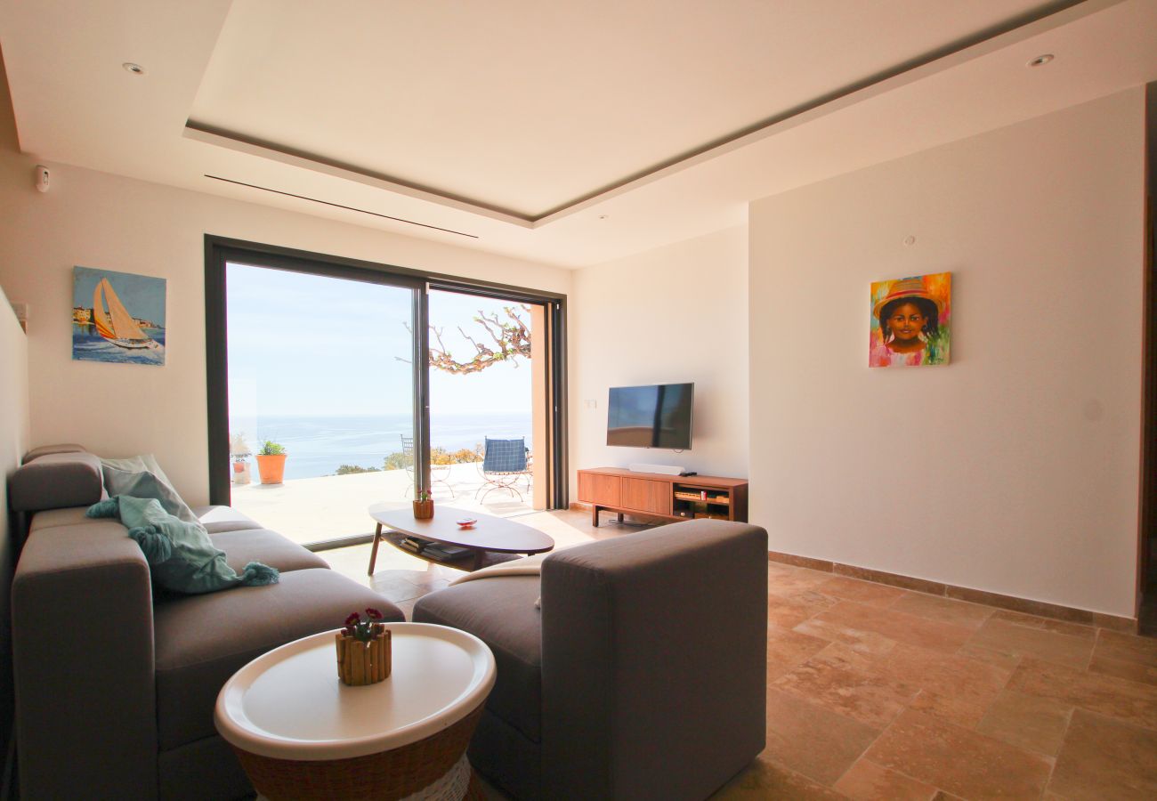 Villa in Sainte-Maxime - With this panoramic sea view, what happiness for your holidays! Villa in Sainte-Maxime - With this panoramic sea view, what happiness for your holidays!