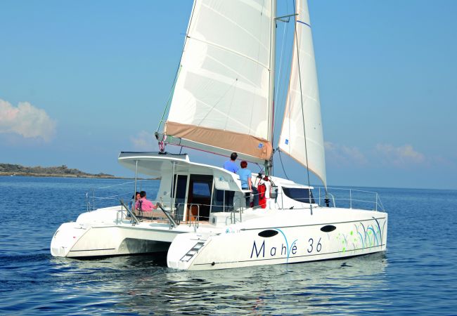 Boat in Vaitape - Catamaran 3-night Cruise in BORA BORA Boat in Vaitape - Catamaran 3-night Cruise in BORA BORA