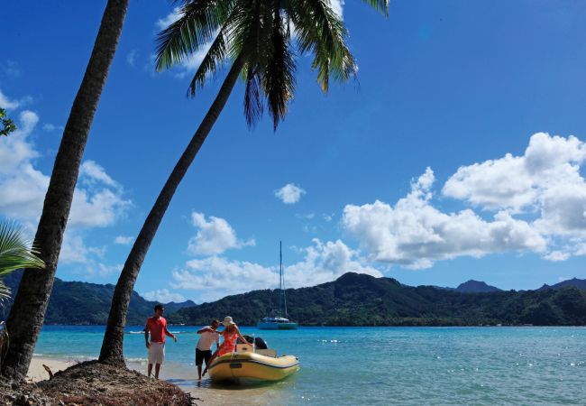 Boat in Vaitape - Catamaran 3-night Cruise in BORA BORA Boat in Vaitape - Catamaran 3-night Cruise in BORA BORA