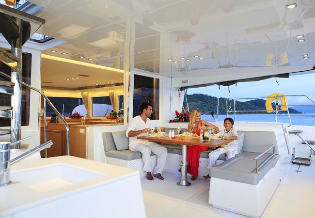 Boat in Vaitape - Catamaran 3-night Cruise in BORA BORA Boat in Vaitape - Catamaran 3-night Cruise in BORA BORA