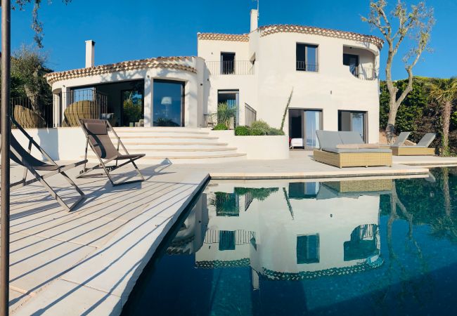 Villa in Les Adrets-de-l´Estérel - Villa design belle vue mer. Villa in Les Adrets-de-l´Estérel - Villa design belle vue mer.