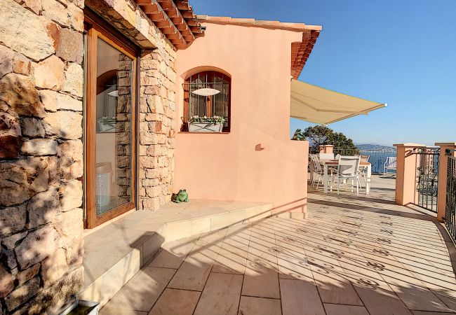 Villa in Théoule-sur-Mer - Pleasant villa with panoramic sea view. Villa in Théoule-sur-Mer - Pleasant villa with panoramic sea view.
