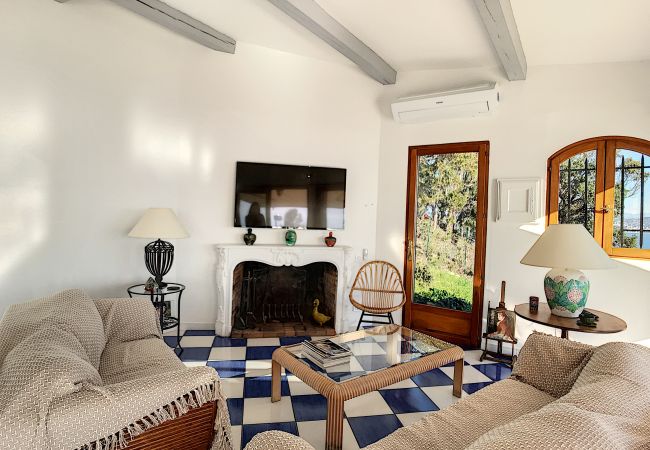 Villa in Théoule-sur-Mer - Pleasant villa with panoramic sea view. Villa in Théoule-sur-Mer - Pleasant villa with panoramic sea view.