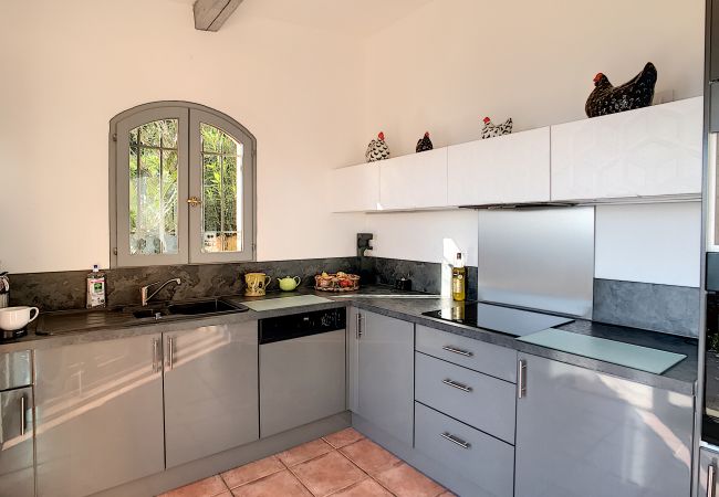 Villa in Théoule-sur-Mer - Pleasant villa with panoramic sea view. Villa in Théoule-sur-Mer - Pleasant villa with panoramic sea view.