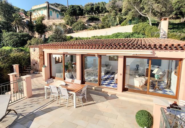 Villa in Théoule-sur-Mer - Pleasant villa with panoramic sea view. Villa in Théoule-sur-Mer - Pleasant villa with panoramic sea view.