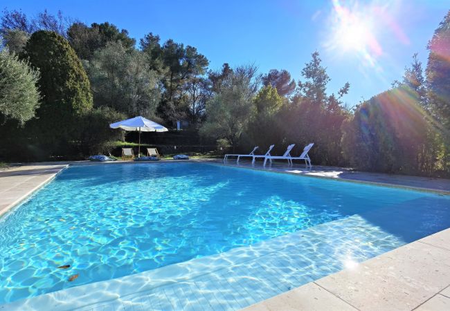 Villa in Roquefort-les-Pins - Magnificent villa bathed in sun and surrounded by pine trees and olive trees Villa in Roquefort-les-Pins - Magnificent villa bathed in sun and surrounded by pine trees and olive trees