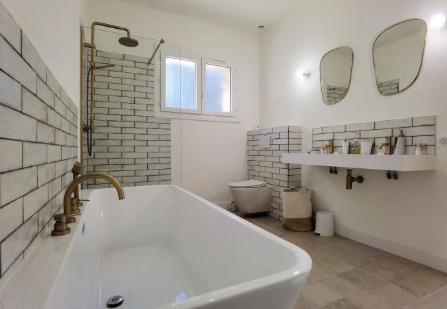 Villa in Roquefort-les-Pins - Magnificent villa bathed in sun and surrounded by pine trees and olive trees Villa in Roquefort-les-Pins - Magnificent villa bathed in sun and surrounded by pine trees and olive trees