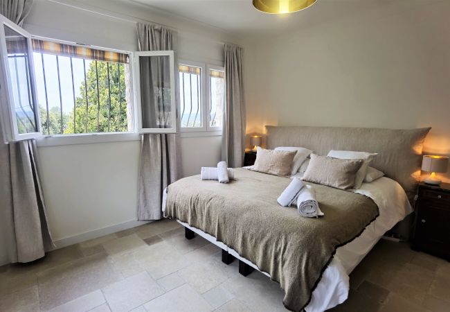 Villa in Roquefort-les-Pins - Magnificent villa bathed in sun and surrounded by pine trees and olive trees Villa in Roquefort-les-Pins - Magnificent villa bathed in sun and surrounded by pine trees and olive trees