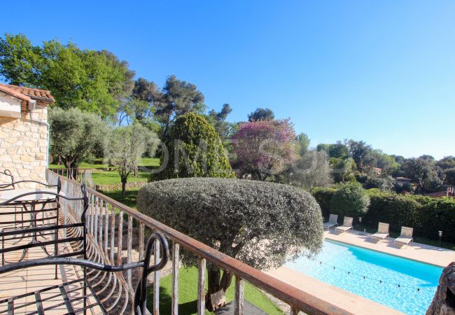 Villa in Roquefort-les-Pins - Magnificent villa bathed in sun and surrounded by pine trees and olive trees Villa in Roquefort-les-Pins - Magnificent villa bathed in sun and surrounded by pine trees and olive trees