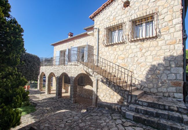 Villa in Roquefort-les-Pins - Magnificent villa bathed in sun and surrounded by pine trees and olive trees Villa in Roquefort-les-Pins - Magnificent villa bathed in sun and surrounded by pine trees and olive trees