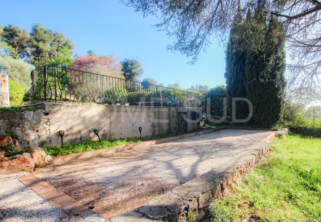 Villa in Roquefort-les-Pins - Magnificent villa bathed in sun and surrounded by pine trees and olive trees Villa in Roquefort-les-Pins - Magnificent villa bathed in sun and surrounded by pine trees and olive trees