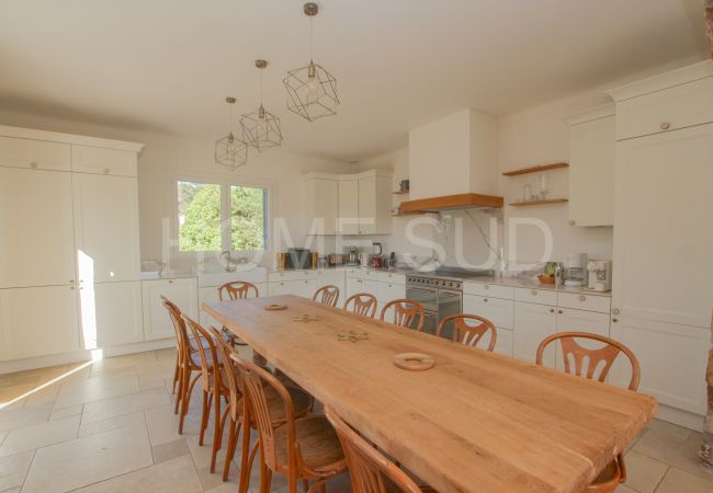 Villa in Roquefort-les-Pins - Magnificent villa bathed in sun and surrounded by pine trees and olive trees Villa in Roquefort-les-Pins - Magnificent villa bathed in sun and surrounded by pine trees and olive trees