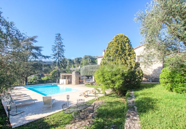 Villa in Roquefort-les-Pins - Magnificent villa bathed in sun and surrounded by pine trees and olive trees Villa in Roquefort-les-Pins - Magnificent villa bathed in sun and surrounded by pine trees and olive trees