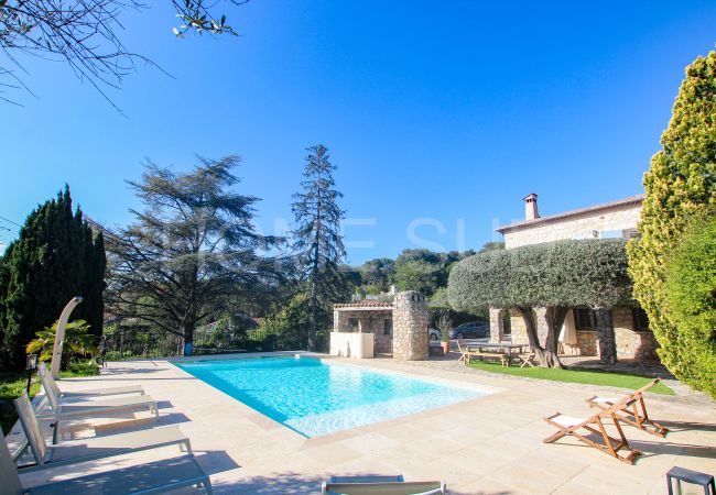 Villa in Roquefort-les-Pins - Magnificent villa bathed in sun and surrounded by pine trees and olive trees Villa in Roquefort-les-Pins - Magnificent villa bathed in sun and surrounded by pine trees and olive trees