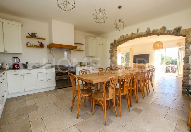 Villa in Roquefort-les-Pins - Magnificent villa bathed in sun and surrounded by pine trees and olive trees Villa in Roquefort-les-Pins - Magnificent villa bathed in sun and surrounded by pine trees and olive trees