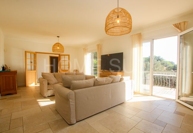 Villa in Roquefort-les-Pins - Magnificent villa bathed in sun and surrounded by pine trees and olive trees Villa in Roquefort-les-Pins - Magnificent villa bathed in sun and surrounded by pine trees and olive trees