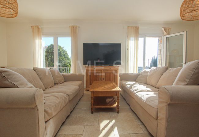 Villa in Roquefort-les-Pins - Magnificent villa bathed in sun and surrounded by pine trees and olive trees Villa in Roquefort-les-Pins - Magnificent villa bathed in sun and surrounded by pine trees and olive trees