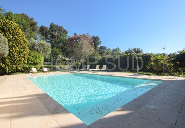 Villa in Roquefort-les-Pins - Magnificent villa bathed in sun and surrounded by pine trees and olive trees Villa in Roquefort-les-Pins - Magnificent villa bathed in sun and surrounded by pine trees and olive trees