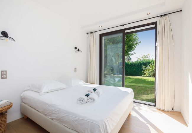 Villa in Mougins - Splendid contemporary villa for your dream holiday in Mougins Villa in Mougins - Splendid contemporary villa for your dream holiday in Mougins