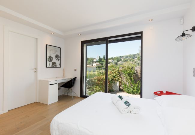 Villa in Mougins - Splendid contemporary villa for your dream holiday in Mougins Villa in Mougins - Splendid contemporary villa for your dream holiday in Mougins