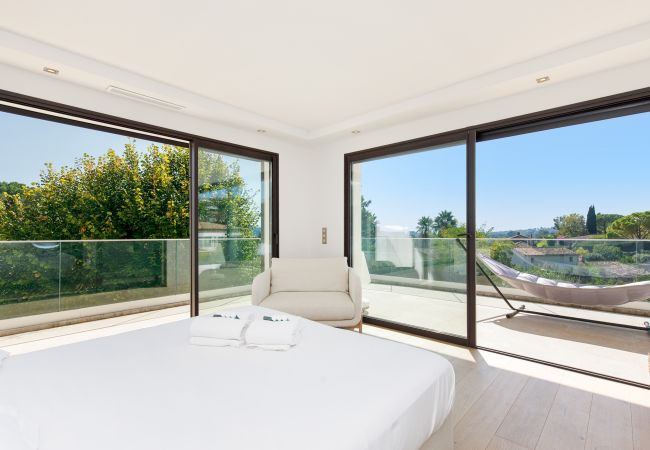 Villa in Mougins - Splendid contemporary villa for your dream holiday in Mougins Villa in Mougins - Splendid contemporary villa for your dream holiday in Mougins