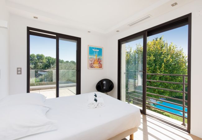 Villa in Mougins - Splendid contemporary villa for your dream holiday in Mougins Villa in Mougins - Splendid contemporary villa for your dream holiday in Mougins