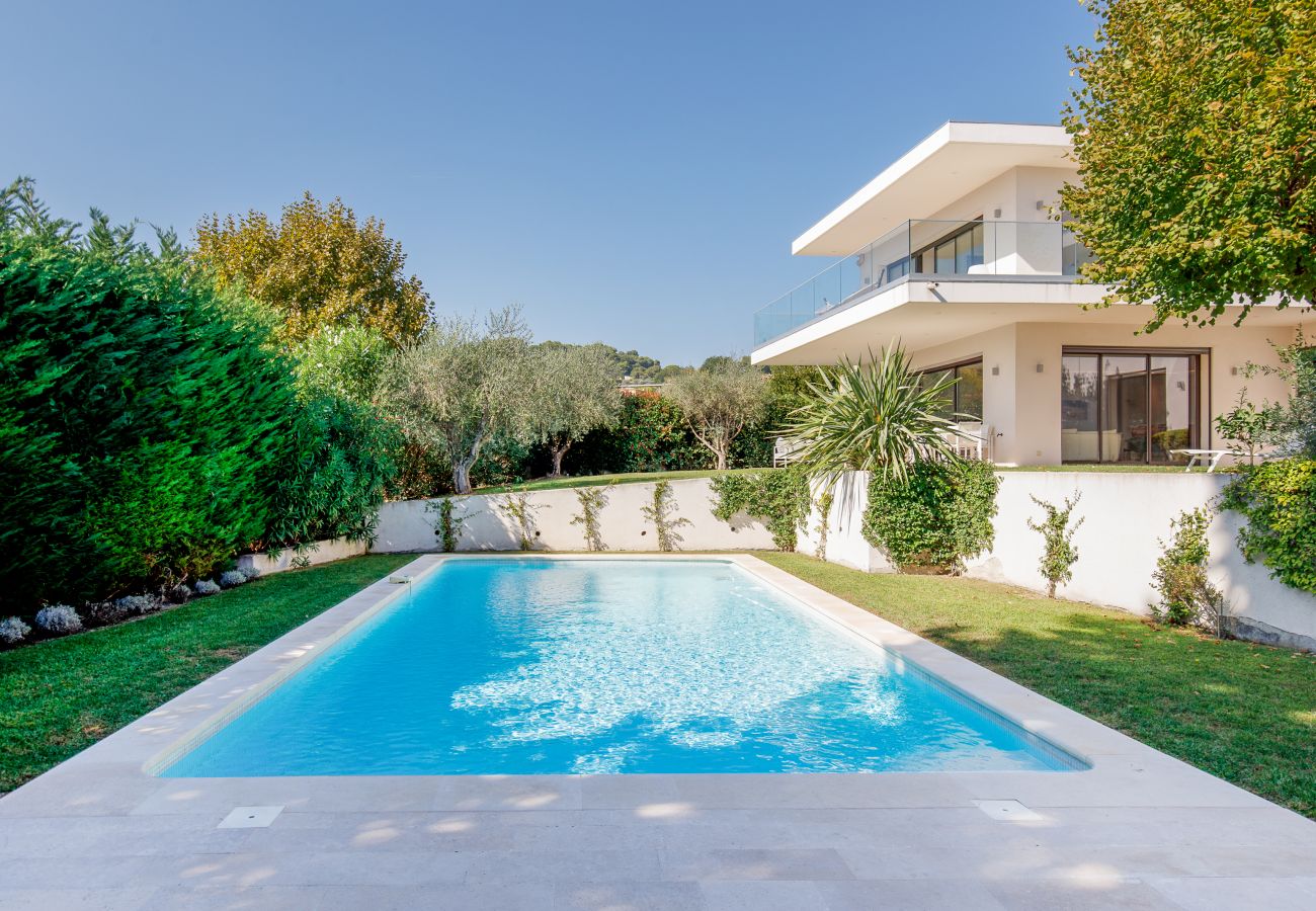 Villa in Mougins - Splendid contemporary villa for your dream holiday in Mougins