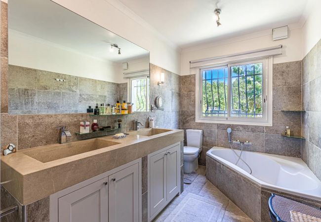 Villa in Vence - Villa 220 m² on land 3600 m² - Private swimming pool Villa in Vence - Villa 220 m² on land 3600 m² - Private swimming pool