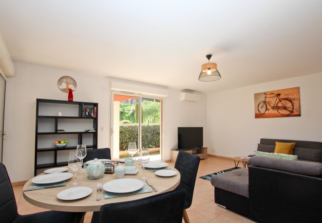Apartment in Mandelieu-la-Napoule - 2 bedroom flat in a private residence with pool Apartment in Mandelieu-la-Napoule - 2 bedroom flat in a private residence with pool